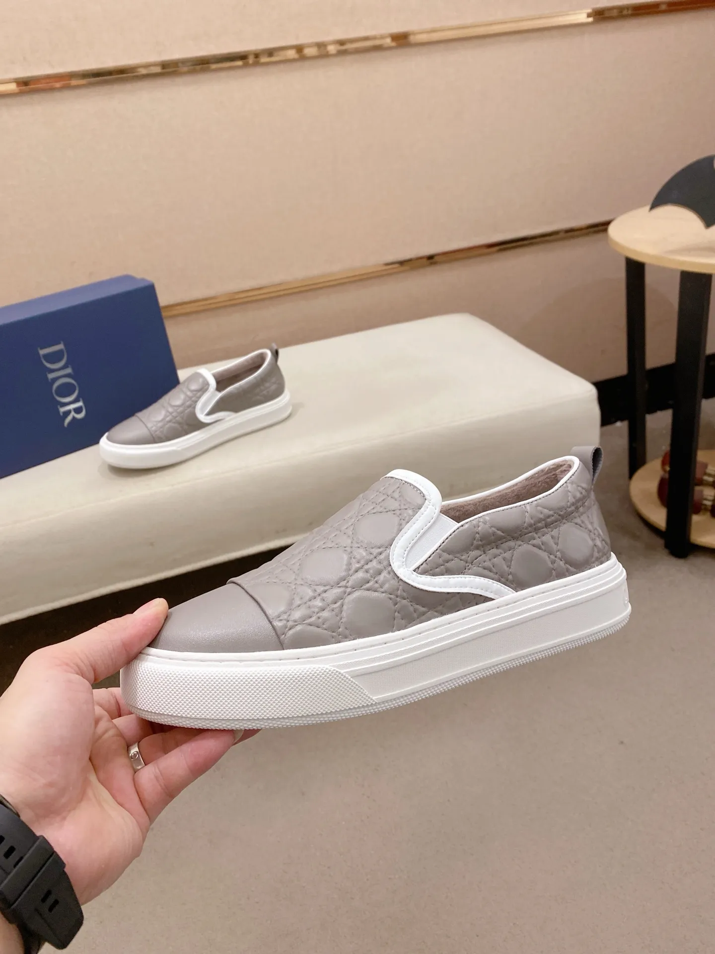 Factory price: 380💰 (leather lining * velvet lining optional) [Dior·Dio*] new casual sports style men's shoes, brand new design, perfect workmanship, slip-on lazy style to create cabinet quality, upper: imported first-layer cowhide, sheepskin lining is soft and comfortable, ultra-light rubber wear-resistant outsole, simple, versatile men's shoes, size: 39-44. Can be customized.45.46.47